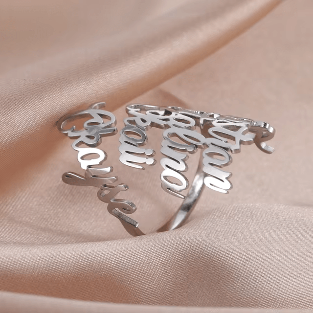 Anello personalizzato con 1 a 4 nomi incisi 
